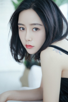 皎若云间月